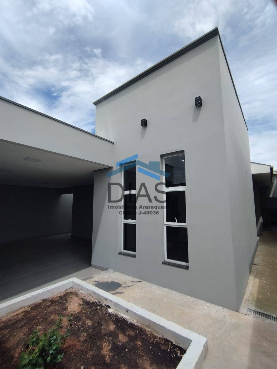 PARQUE FLAMBOYANT LINDA CASA COM TRÊS DORMITÓRIOS E ESPAÇO GOURMET