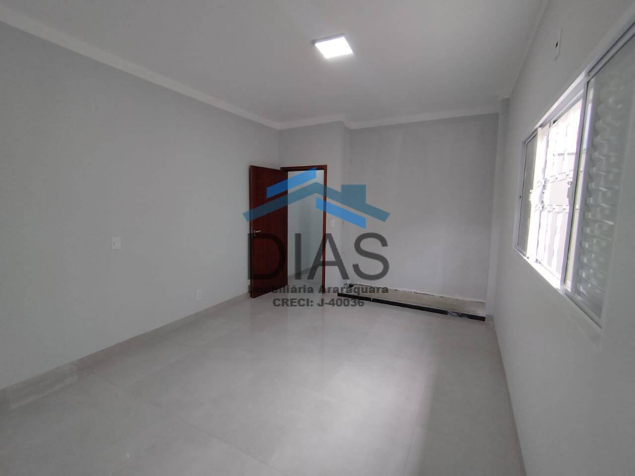 PARQUE FLAMBOYANT LINDA CASA COM TRÊS DORMITÓRIOS E ESPAÇO GOURMET