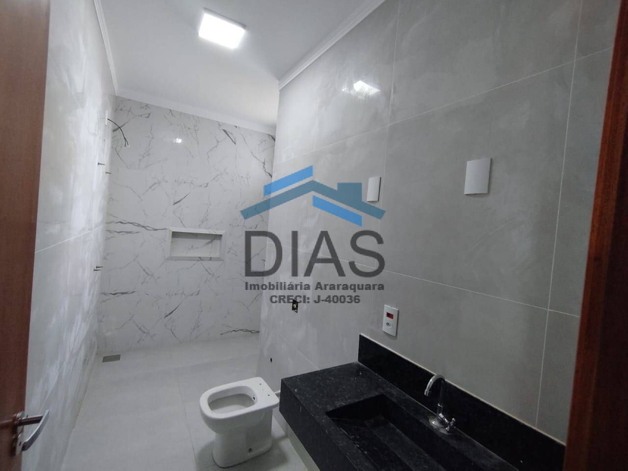 PARQUE FLAMBOYANT LINDA CASA COM TRÊS DORMITÓRIOS E ESPAÇO GOURMET