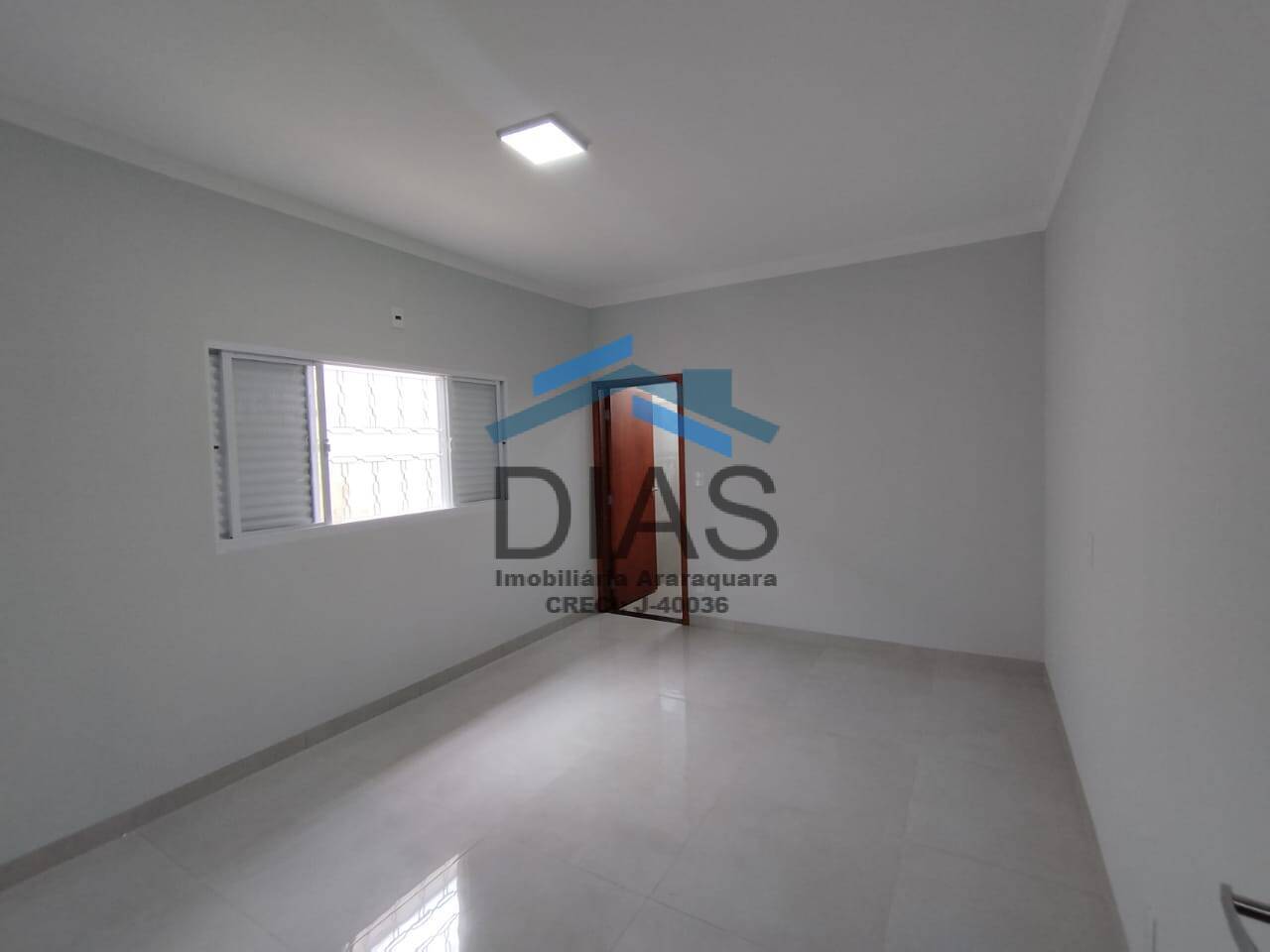 PARQUE FLAMBOYANT LINDA CASA COM TRÊS DORMITÓRIOS E ESPAÇO GOURMET