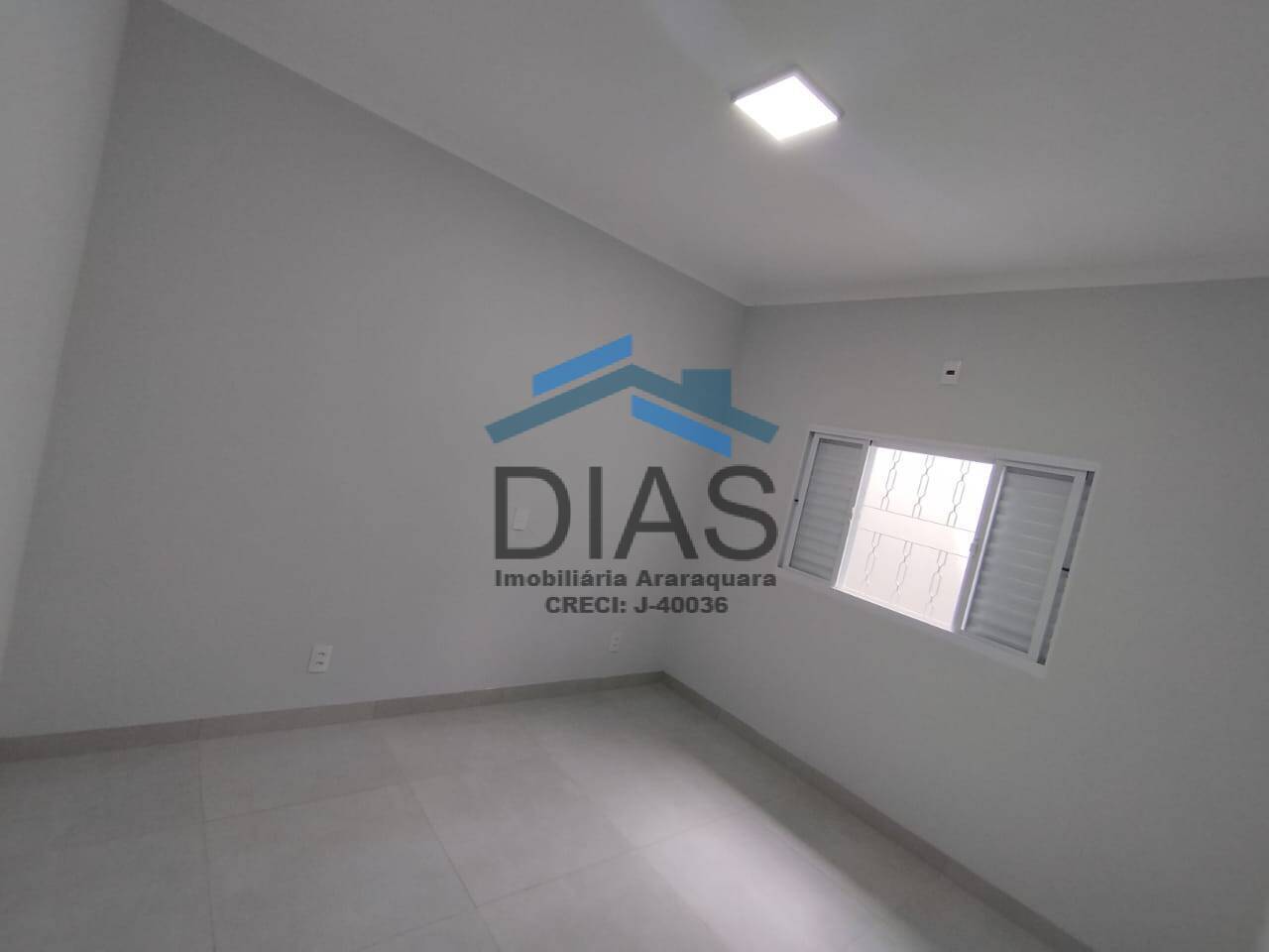 PARQUE FLAMBOYANT LINDA CASA COM TRÊS DORMITÓRIOS E ESPAÇO GOURMET