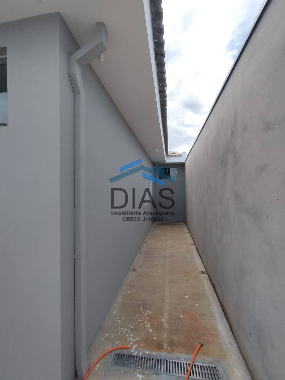 PARQUE FLAMBOYANT LINDA CASA COM TRÊS DORMITÓRIOS E ESPAÇO GOURMET
