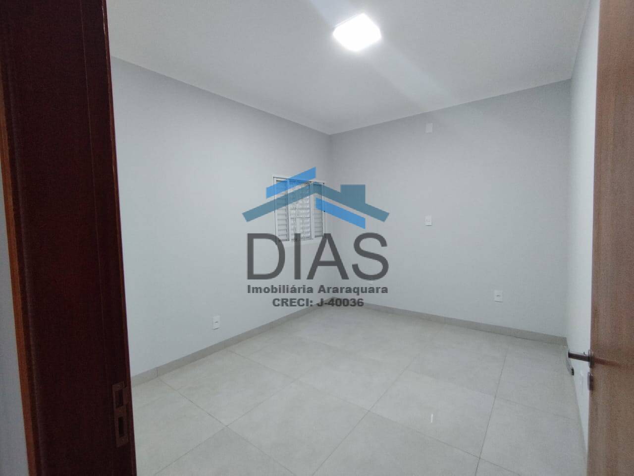PARQUE FLAMBOYANT LINDA CASA COM TRÊS DORMITÓRIOS E ESPAÇO GOURMET