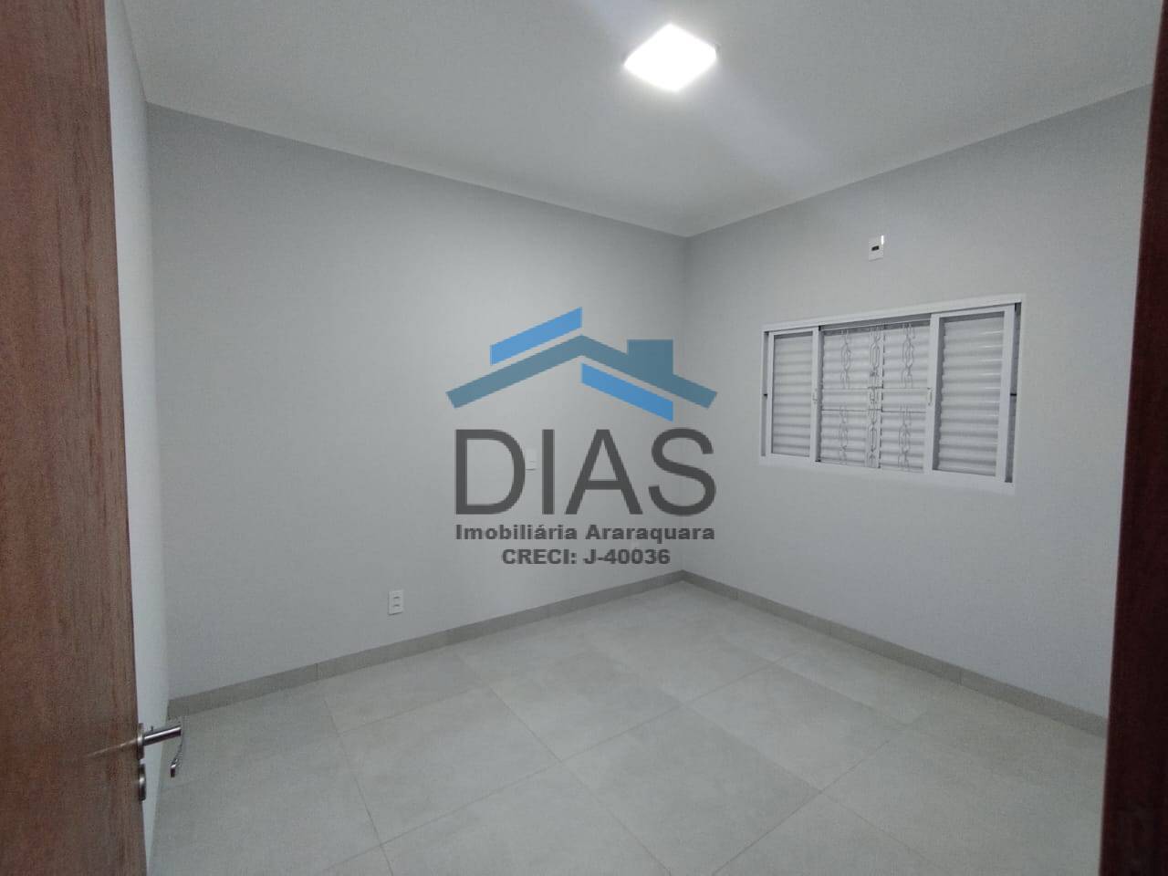 PARQUE FLAMBOYANT LINDA CASA COM TRÊS DORMITÓRIOS E ESPAÇO GOURMET