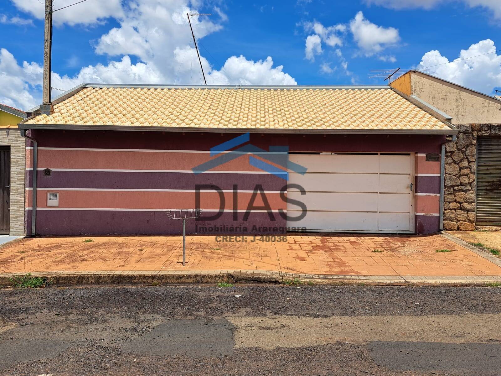 JARDIM DAS PAINEIRAS CASA COM TRÊS DORMITÓRIOS E QUINTAL AMPLO