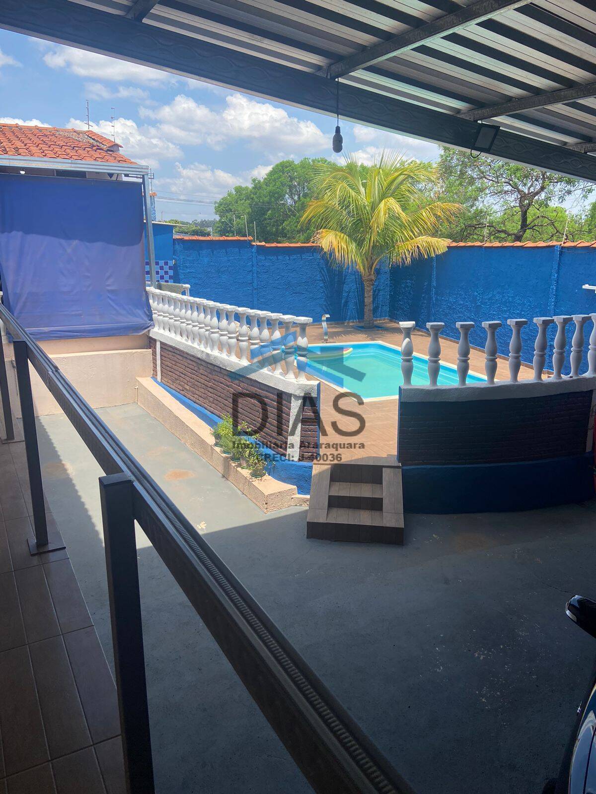 SERRA AZUL COM TRÊS DORMITÓRIOS VARANDA GOURMET E PISCINA COM CASCATA