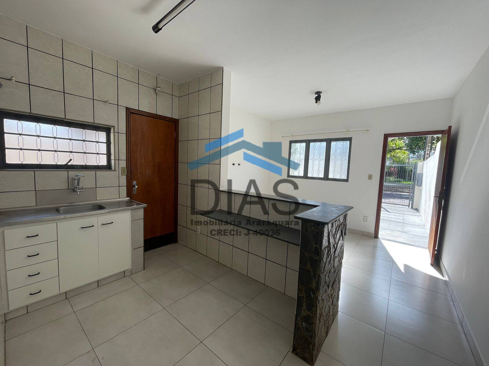 QUITANDINHA CASA TRÊS DORMITÓRIOS ÓTIMA LOCALIZAÇÃO AO LADO DO SENAI