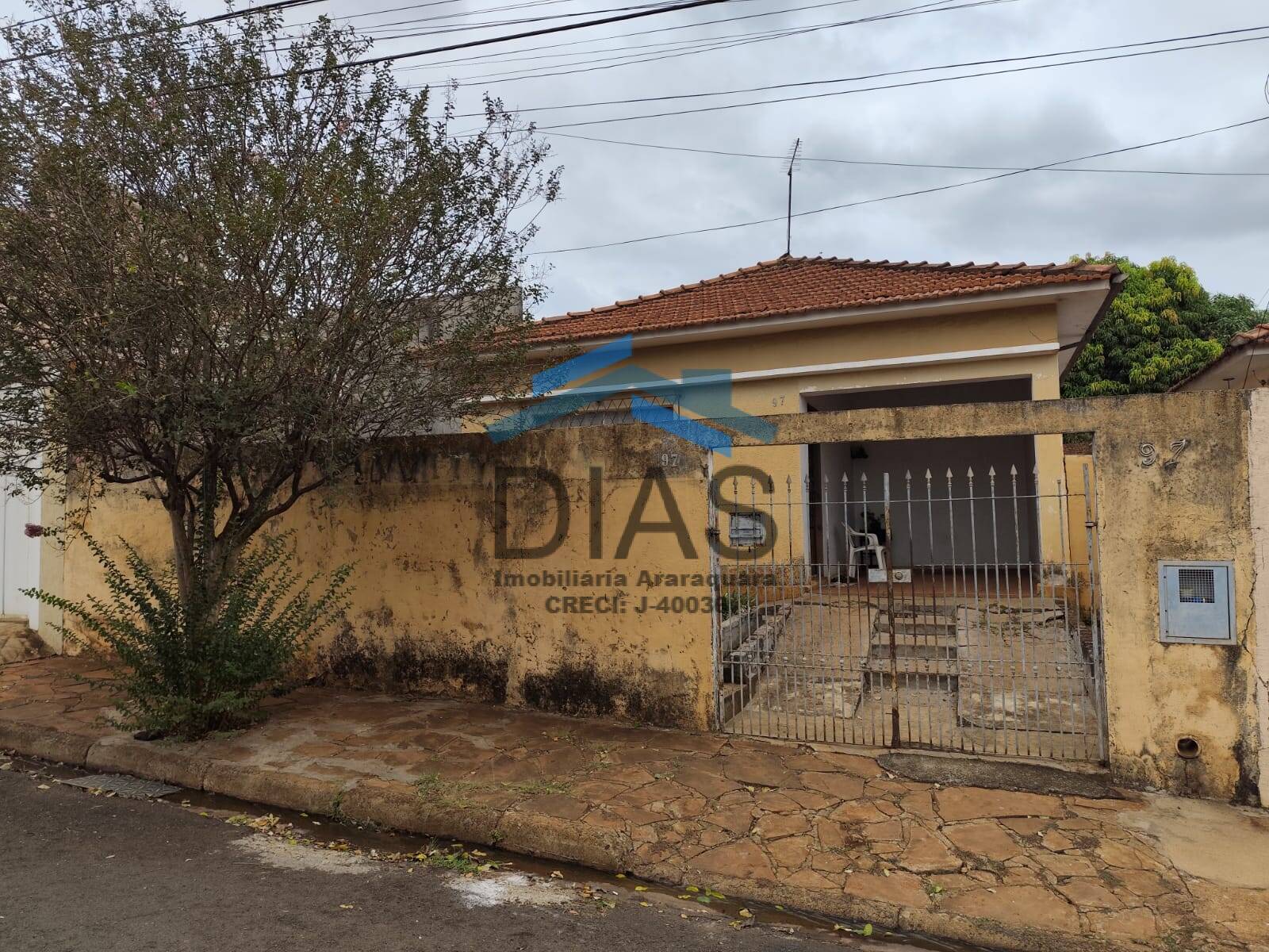 VILA MELHADO CASA COM TRÊS DORMITÓRIOS QUINTAL 485M ÁRVORES FRUTIFERAS