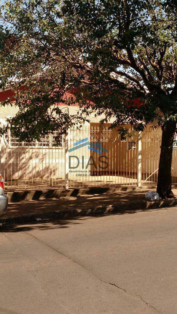 JARDIM BRASIL CASA COM TRÊS DORMITÓRIOS E QUINTAL AMPLO 300M