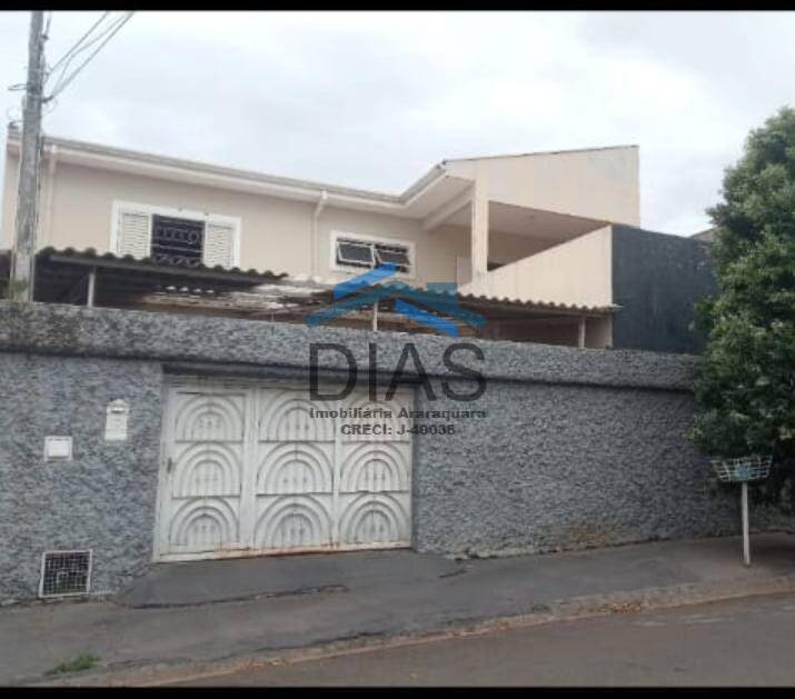 SOBRADO AMPLO COM TRÊS DORMITÓRIOS S UMA SUITE E DUAS VAGAS COBERTAS