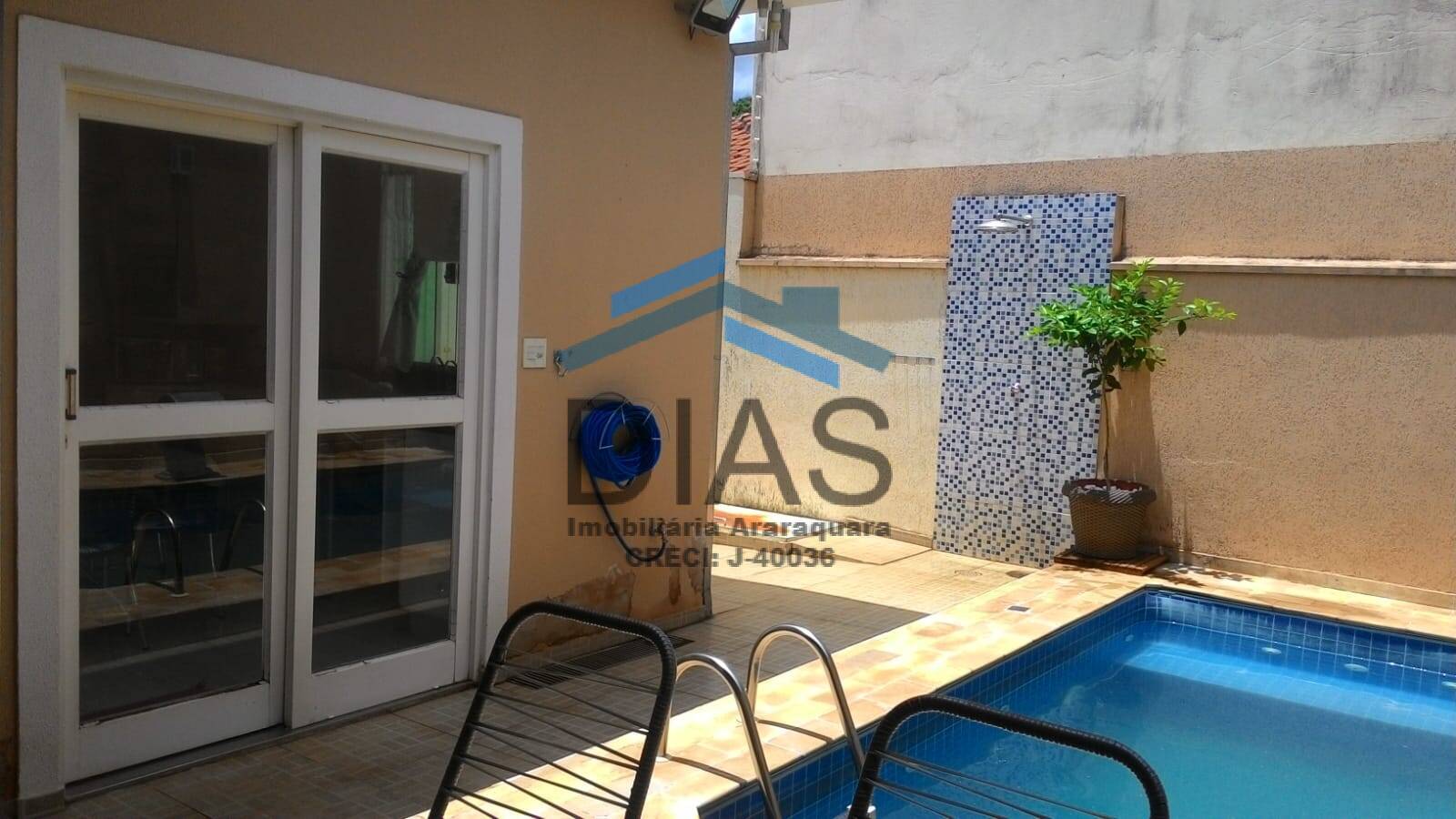 Casa à venda com 2 quartos, 211m² - Foto 1